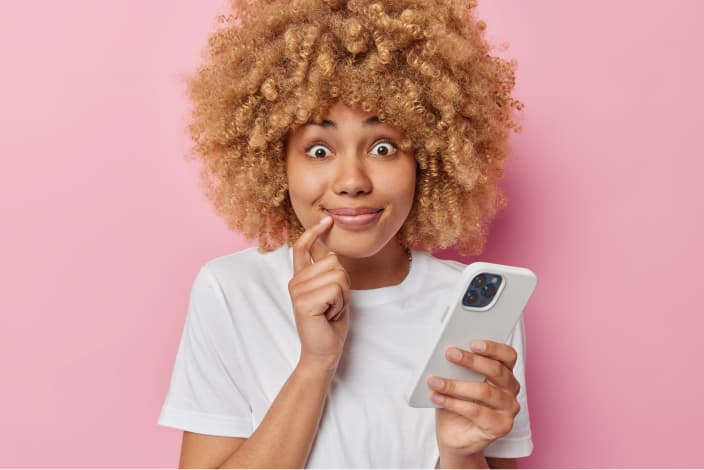 image de fille surprise avec un telephone